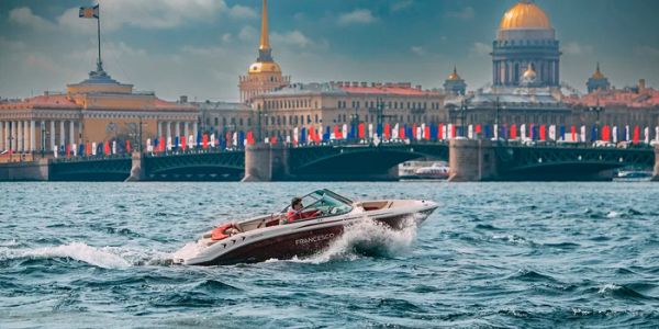 открытая палуба катера Франческо в Санкт-Петербурге